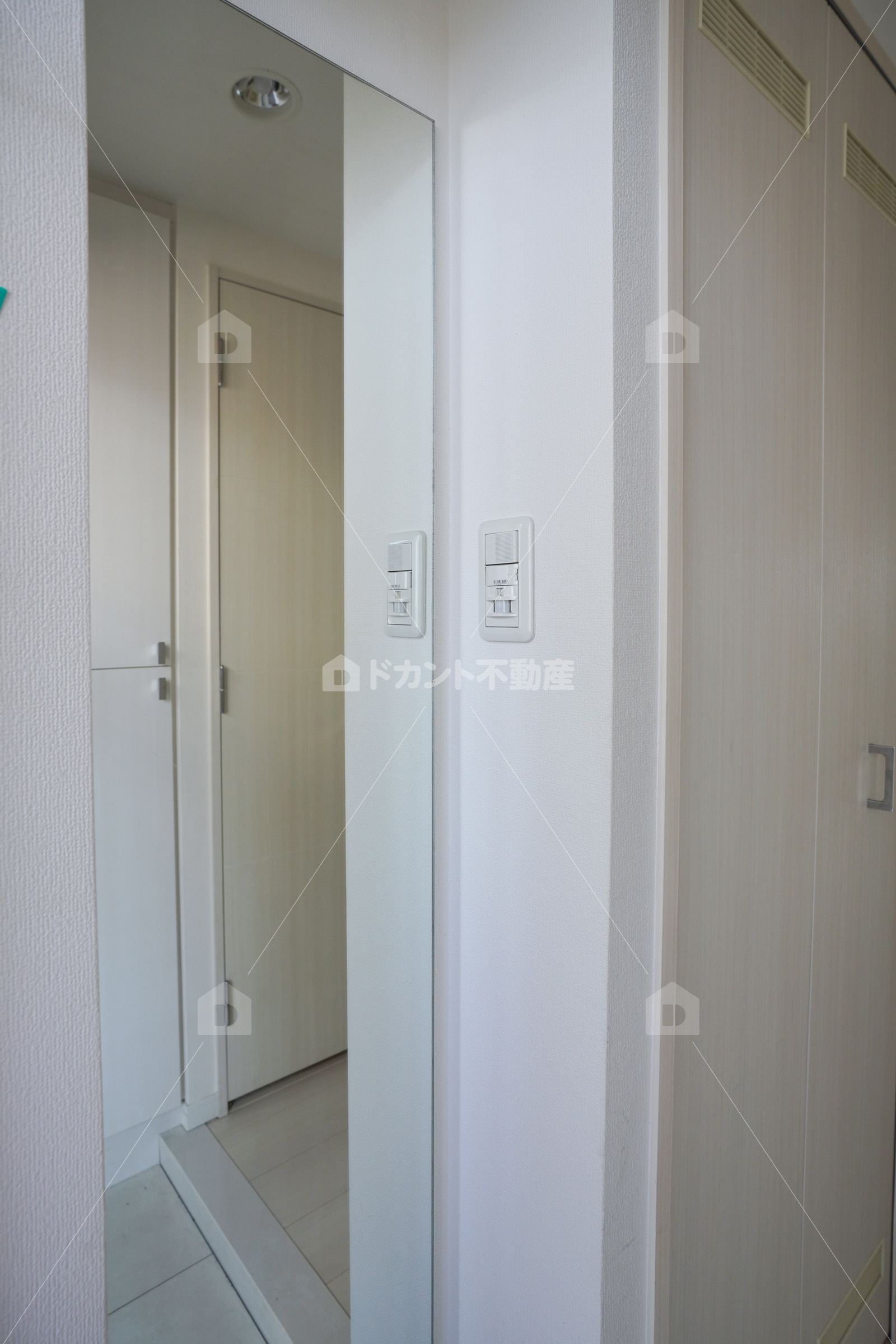 玄関　姿見完備