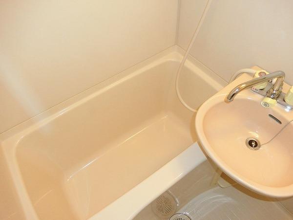 バス・シャワールーム　キレイにリフォームされています！