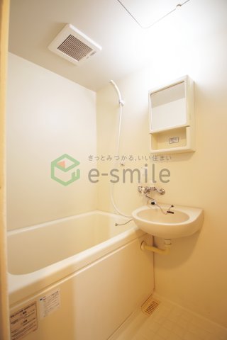 バス・シャワールーム　コンパクトで使いやすいお風呂です