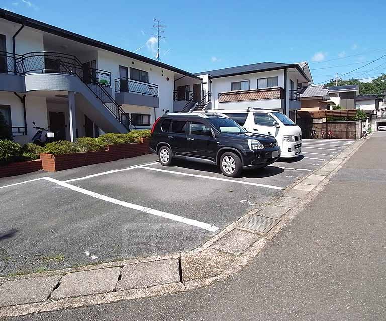 駐車場　駐車スペースも広くなっております。