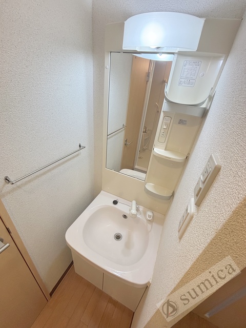 洗面設備　洗面台独立、洗髪洗面化粧台で朝の身支度もはかどります。