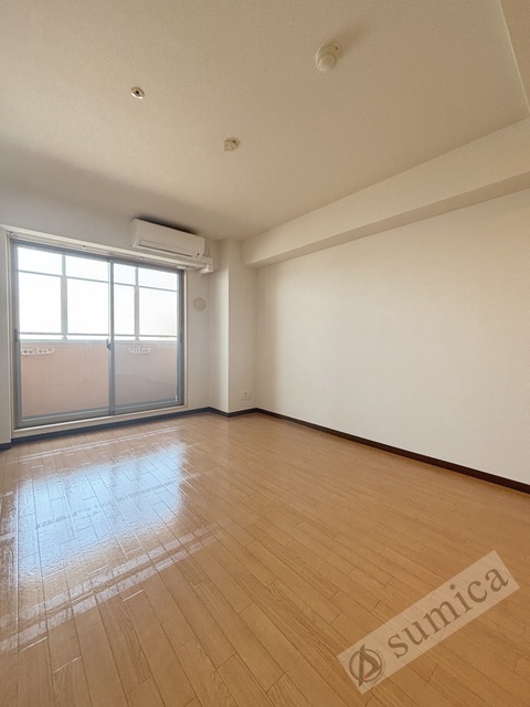 バルコニー　内装は落ち着いています。おおきな窓で明るさを演出。