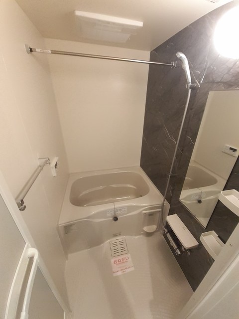 バス・シャワールーム　落ち着いた色調のトイレです