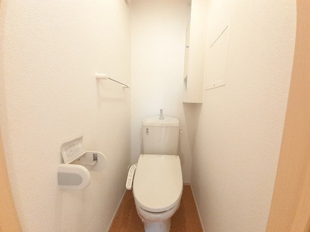 トイレ　落ち着いた色調のトイレです