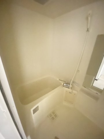 バス・シャワールーム　※写真は同じマンションの違う部屋のものです(反転タイプ)