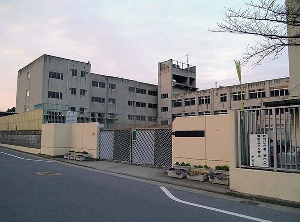 中学校　八尾市立東中学校（中学校）まで934m