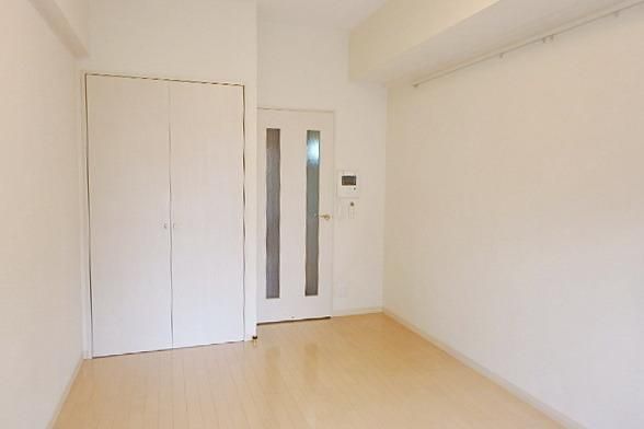 居室・リビング　角部屋で出窓も付きます