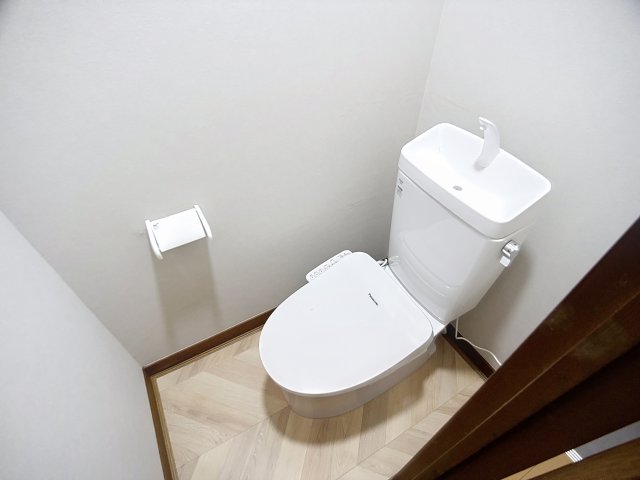 トイレ　掲載写真は空室の別部屋を掲載しております。実際のお部屋と仕様