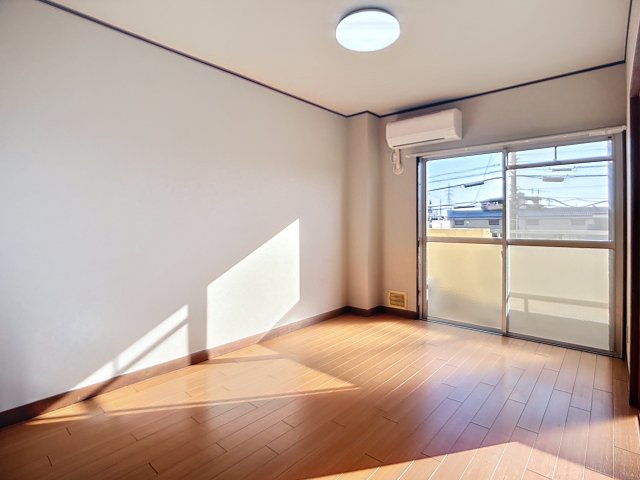 居室・リビング　掲載写真は空室の別部屋を掲載しております。実際のお部屋と仕様