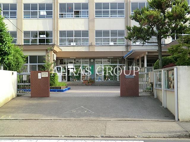 小学校　足立区立鹿浜第一小学校（小学校）まで702m