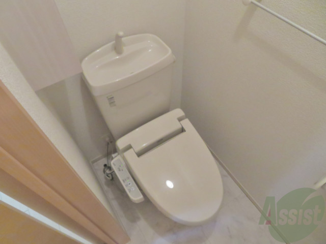 トイレ　トイレは、嬉しいウォシュレット付きです。