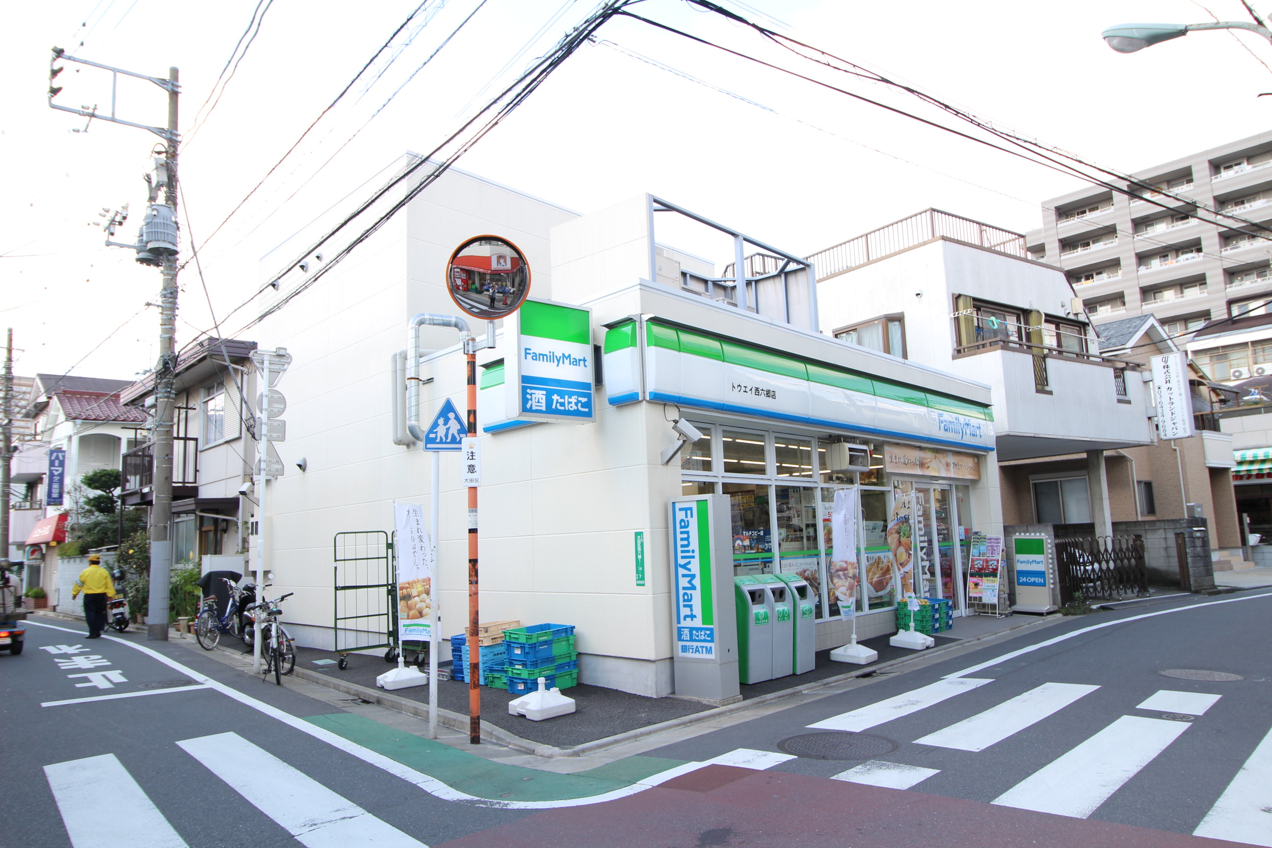 コンビニ　ファミリーマートトウエイ西六郷店（コンビニ）まで82m