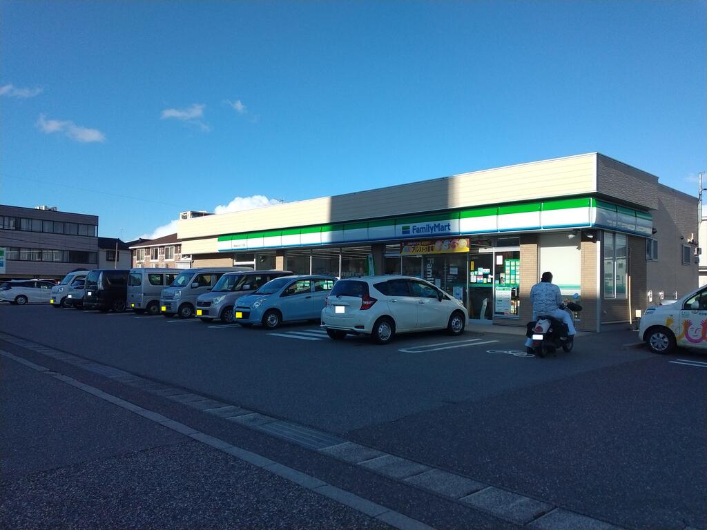 コンビニ　ファミリーマート新潟あぶみ三丁目店（コンビニ）まで324m