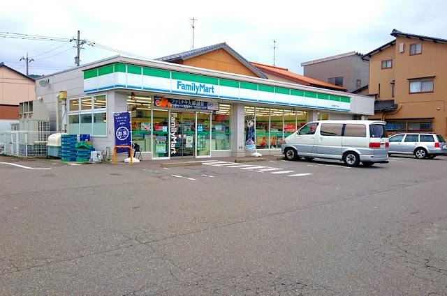 コンビニ　ファミリーマート工大前店（コンビニ）まで181m