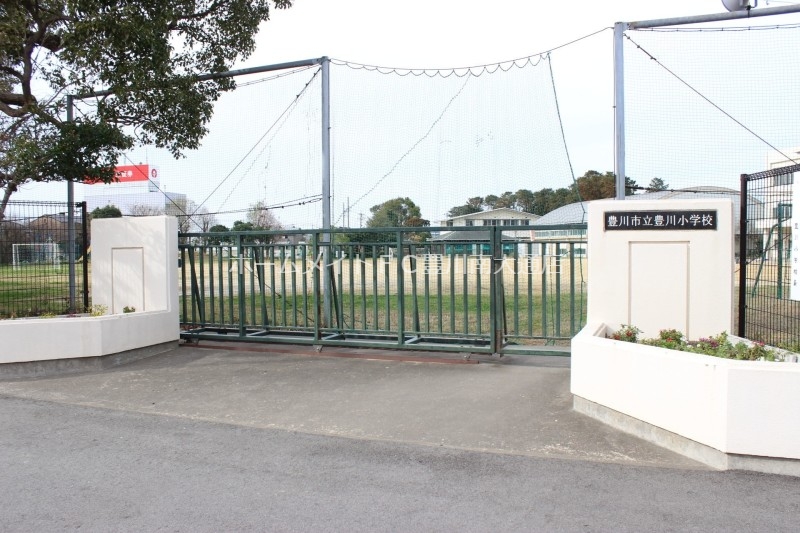 小学校　豊川市立豊川小学校（小学校）まで379m