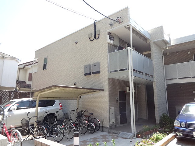 横浜市磯子区上中里町のアパートの建物外観