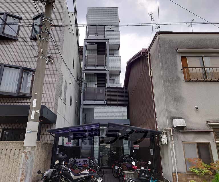 京都市右京区西院矢掛町のマンションの建物外観