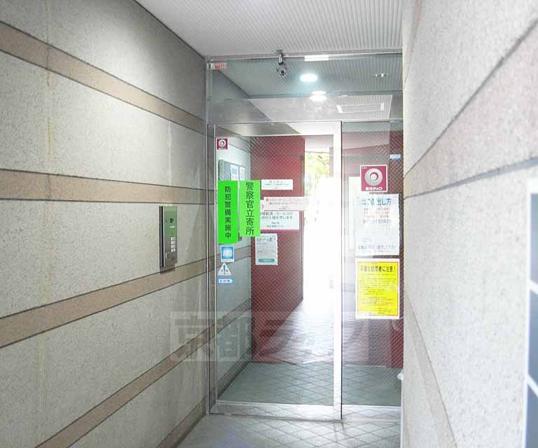 【京都市南区東九条上御霊町のマンションのエントランス】