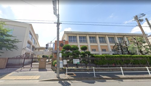 【ラ・クール泉の小学校】