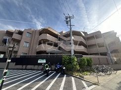 名古屋市千種区鹿子殿のマンションの建物外観