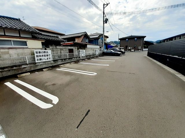 【亘理郡亘理町字桜小路のアパートの駐車場】