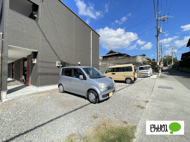 【和歌山市直川のアパートの駐車場】