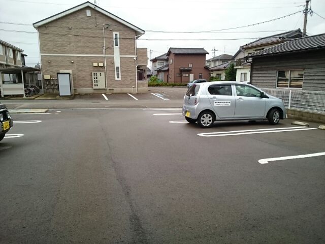 【能美市中町のアパートの駐車場】