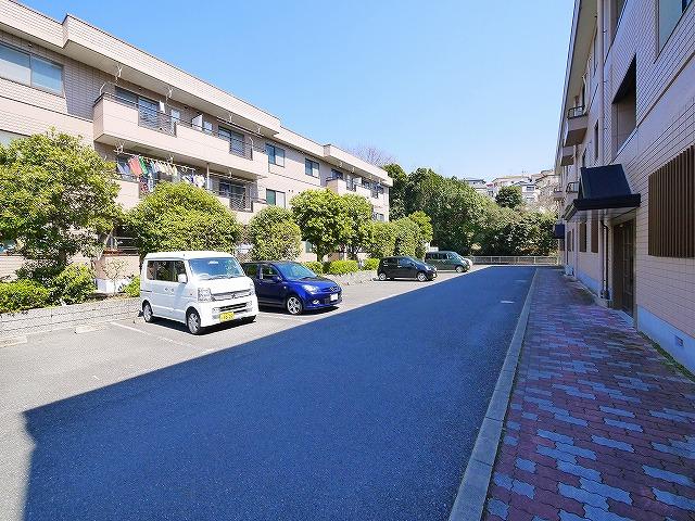 【生駒市小瀬町のマンションの駐車場】