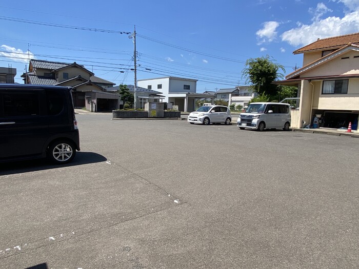 【サンモデストの駐車場】