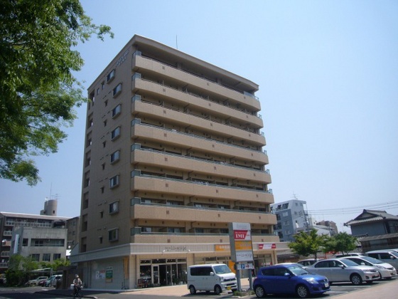 岡山市北区岡町のマンションの建物外観