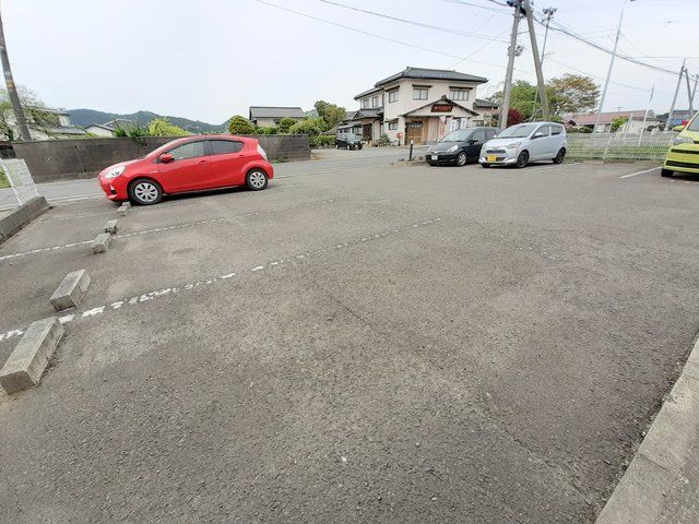 【亘理郡亘理町逢隈鹿島のアパートの駐車場】