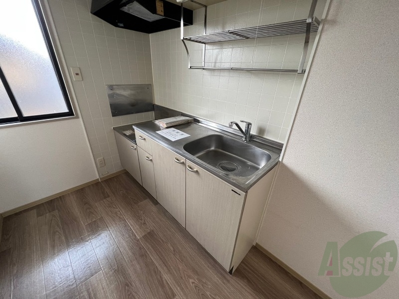 キッチン　２口ガスコンロも問題なく設置でき、収納もあります。