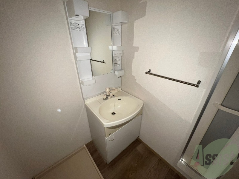 洗面設備　洗面化粧台も独立しており、洗面台の棚も利便性がありますね。