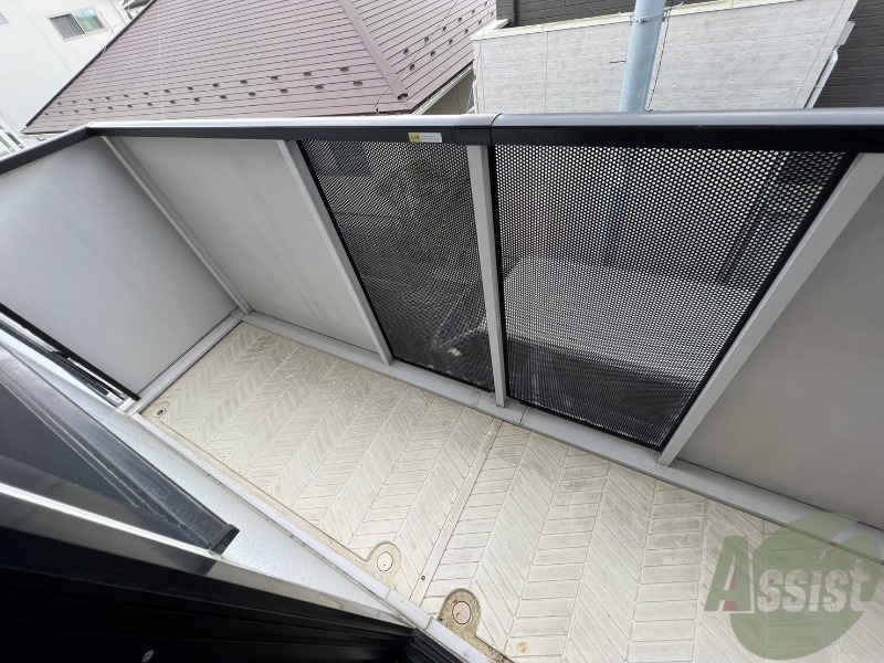 バルコニー　バルコニースペースも広く、洗濯物も問題なく干せそうですね。