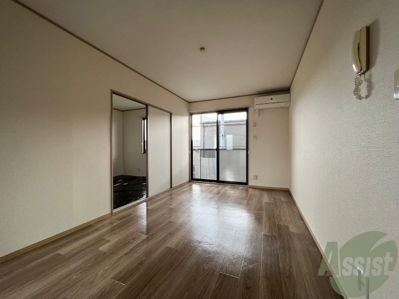 居室・リビング　陽当たりが良く、広々として過ごしやすそうです。