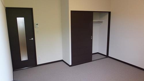 居室・リビング　１階居室にクローゼット付き