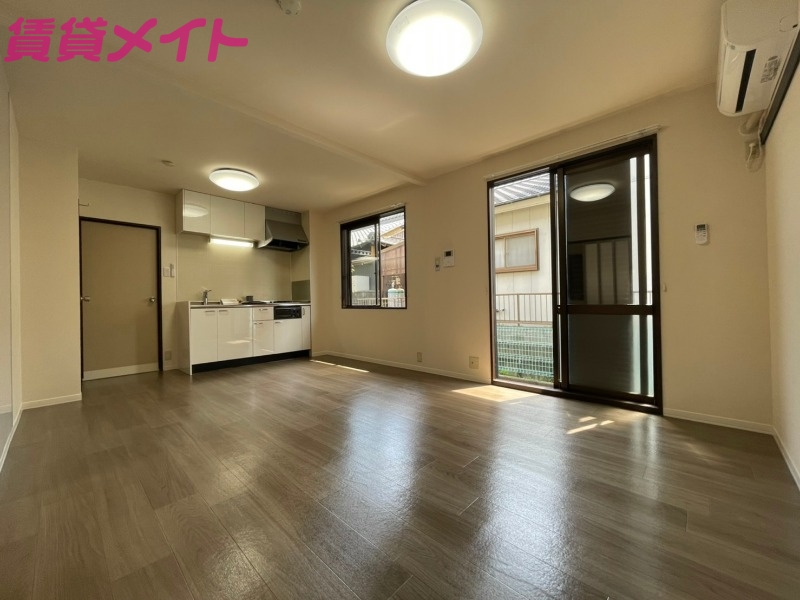 居室・リビング　同物件別室写真