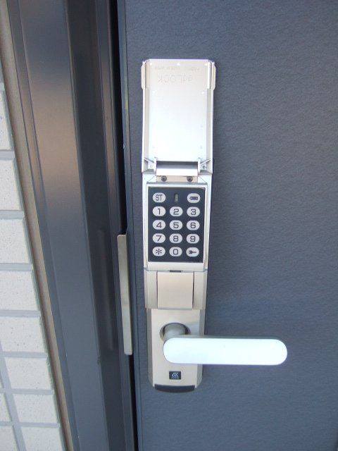その他設備　人気の暗証番号で玄関が空くデジタルロックキー付！