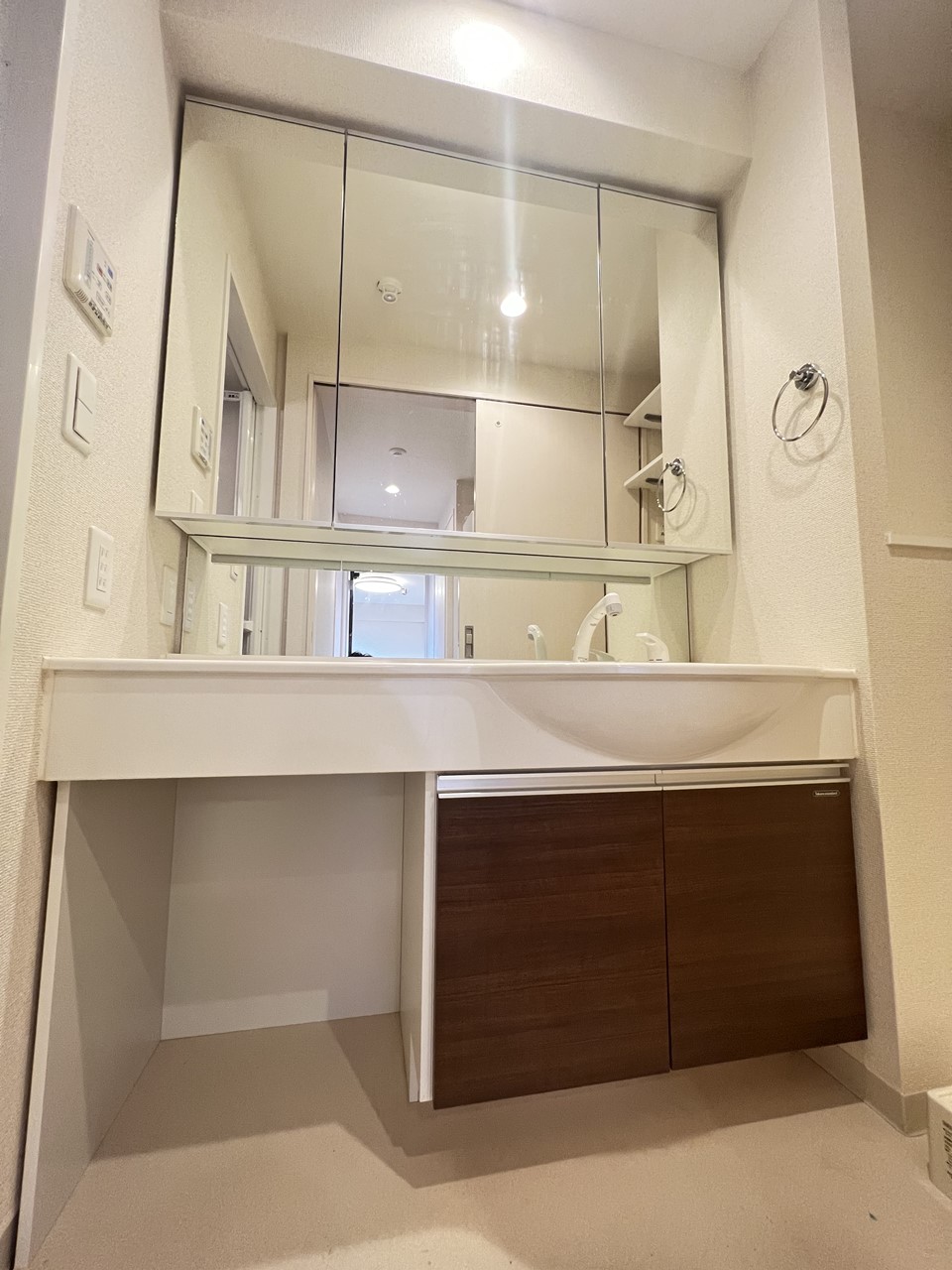 洗面設備　※同物件、別部屋の写真です。