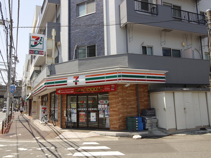 コンビニ　セブンイレブン（コンビニ）まで300m