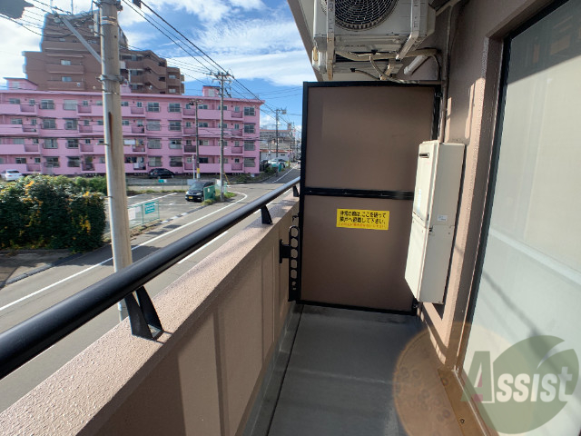 バルコニー　広いバルコニーです。洗濯物が干しやすいですね。