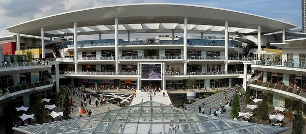 ショッピングセンター　ラゾーナ川崎プラザ（ショッピングセンター）まで494m