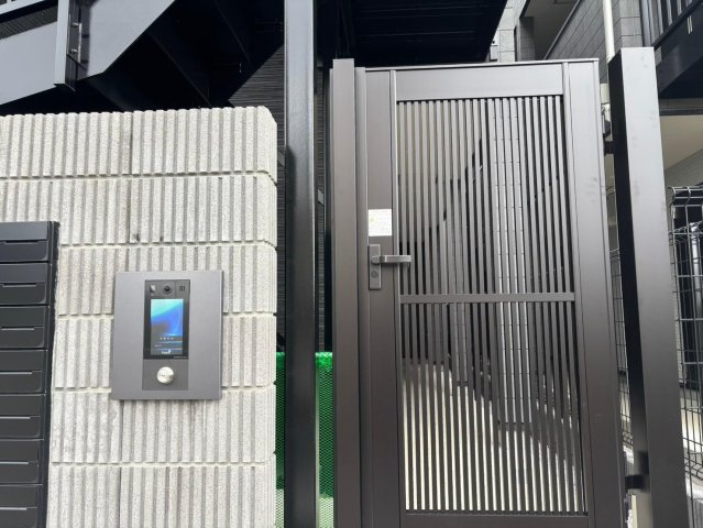 エントランス　近隣では貴重なオートロック付き物件（同社施工物件）