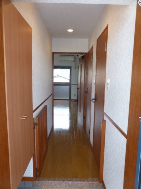 玄関　※別号室の参考写真になります。