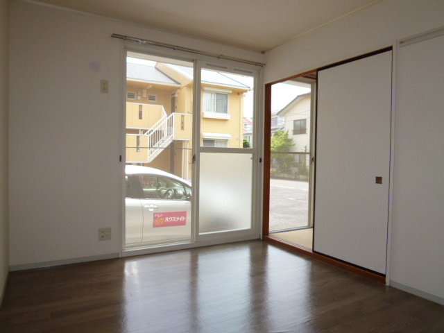 居室・リビング　南側洋室６帖