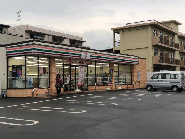 コンビニ　セブンイレブン（コンビニ）まで669m