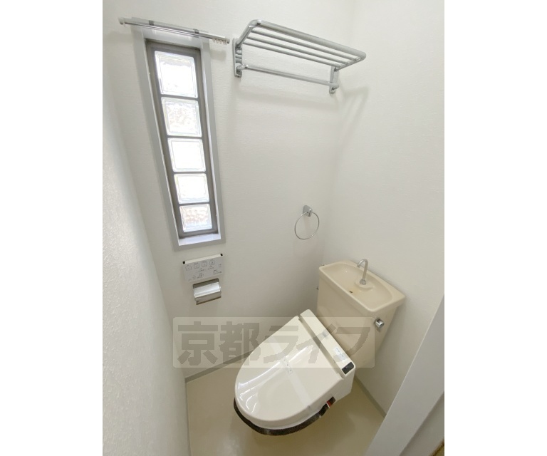 トイレ　洗浄機能付きトイレです。窓があり明るいです。