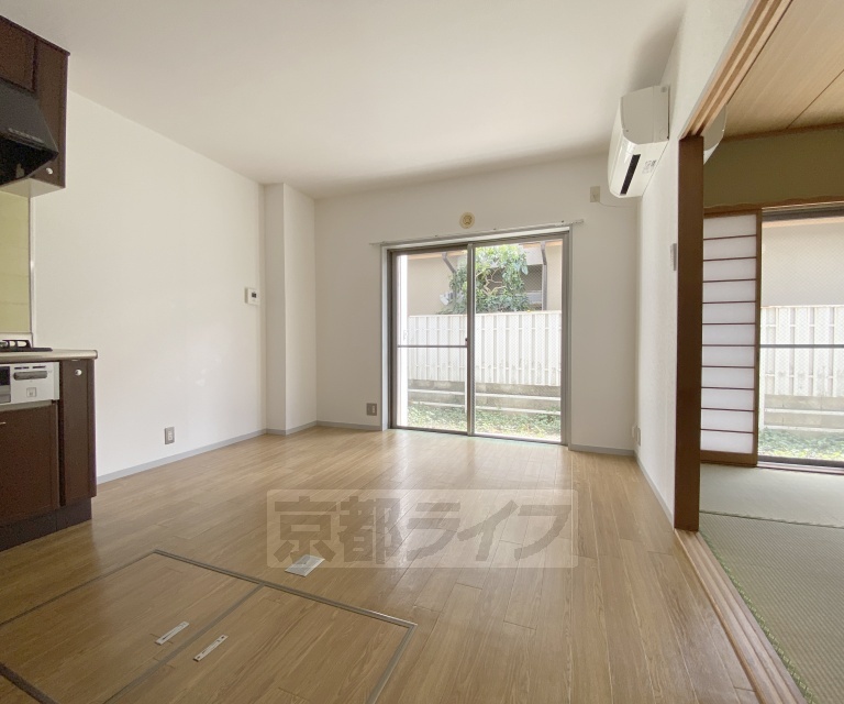 居室・リビング　閑静な住宅街に建つ南向き専用庭付きの角部屋です。納戸付...