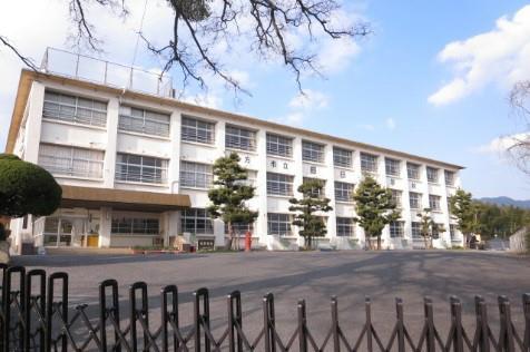 小学校　直方市立感田小学校（小学校）まで1300m