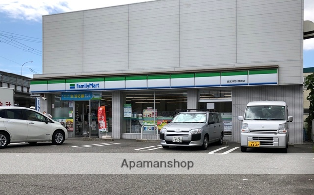 コンビニ　ファミリーマート（コンビニ）まで172m